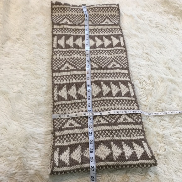 Neutral colored woven Infiniti scarf - Picture 4 of 5